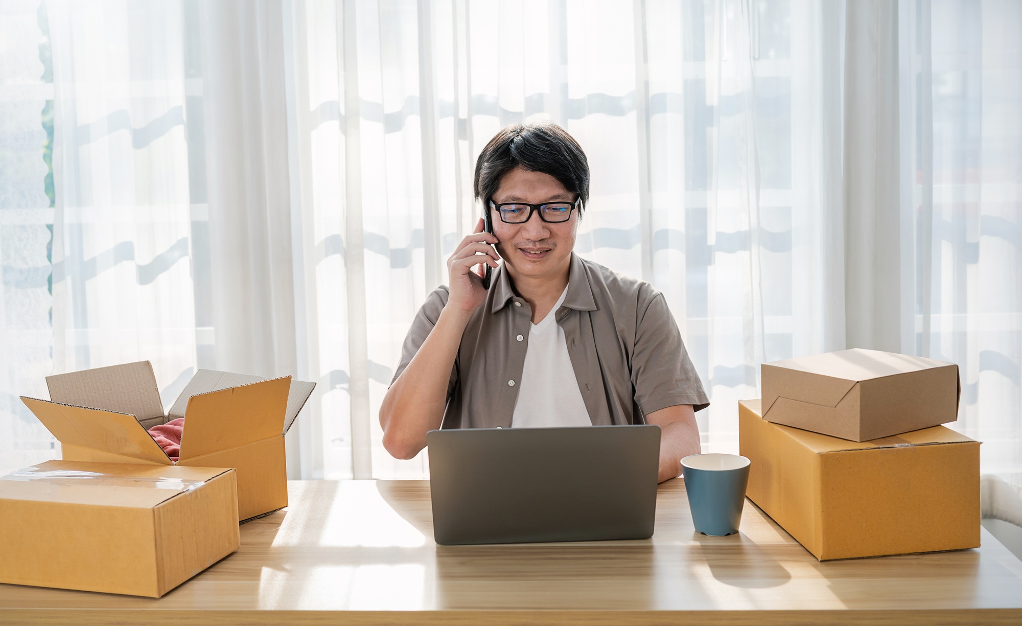 Startup small business entrepreneur SME, asian senior man receive order on phone